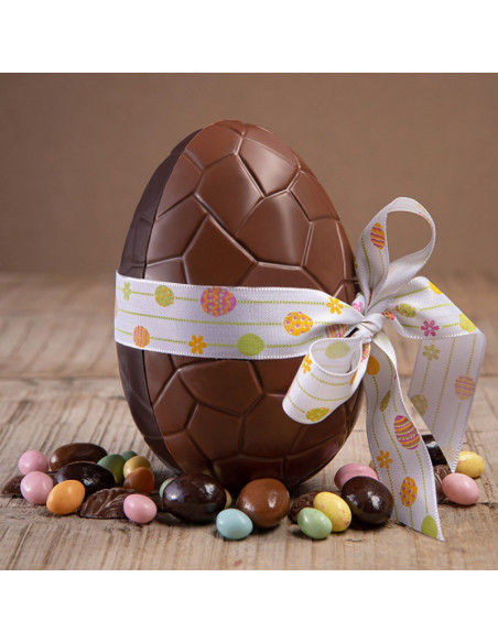 Œuf de Pâques garni 250g avec Colombe 100g dans corbeille